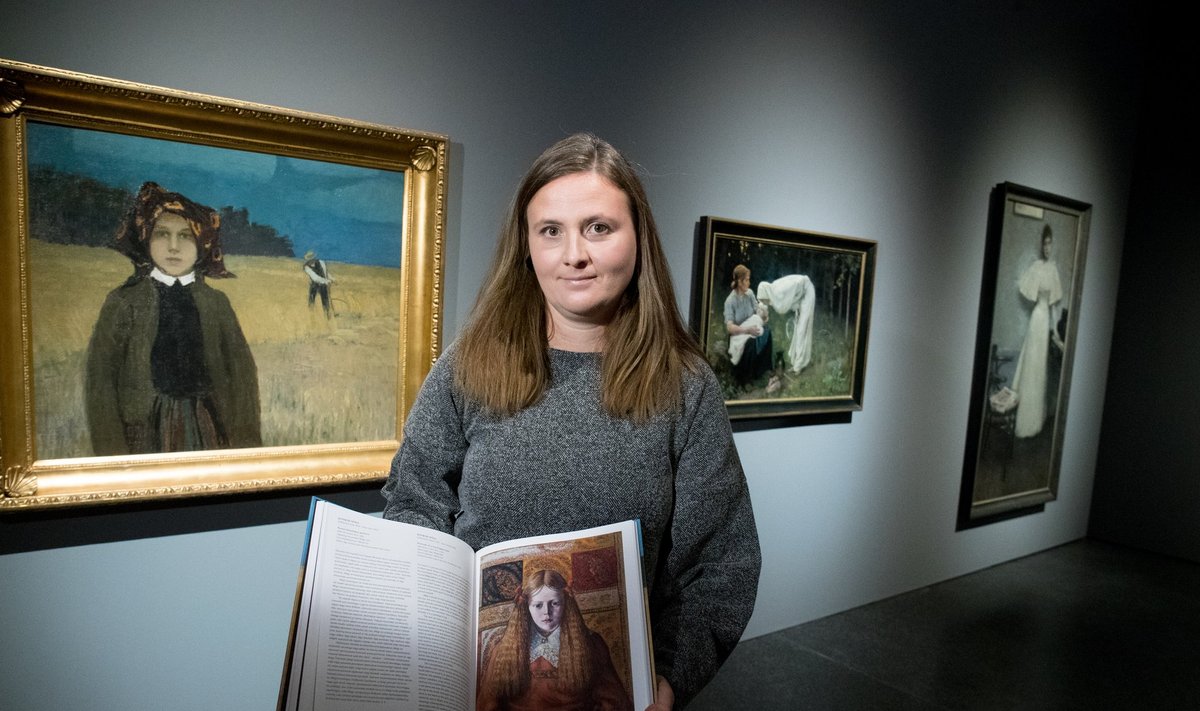 Liis Pählapuu seisab Johann Walteri "Talutüdruku" ja Janis Rozentālsi "Surma" vahel ning hoiab käes värsket näituse kataloogi, millest leiab nii eksponeeritud teoste kirjeldused kui ka põhjaliku Balti maade sümbolismi käsitluse.