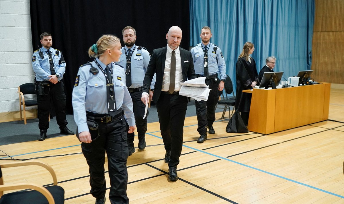 Anders Behring Breivik ja valvurid, kes saadavad teda kohtusaali.