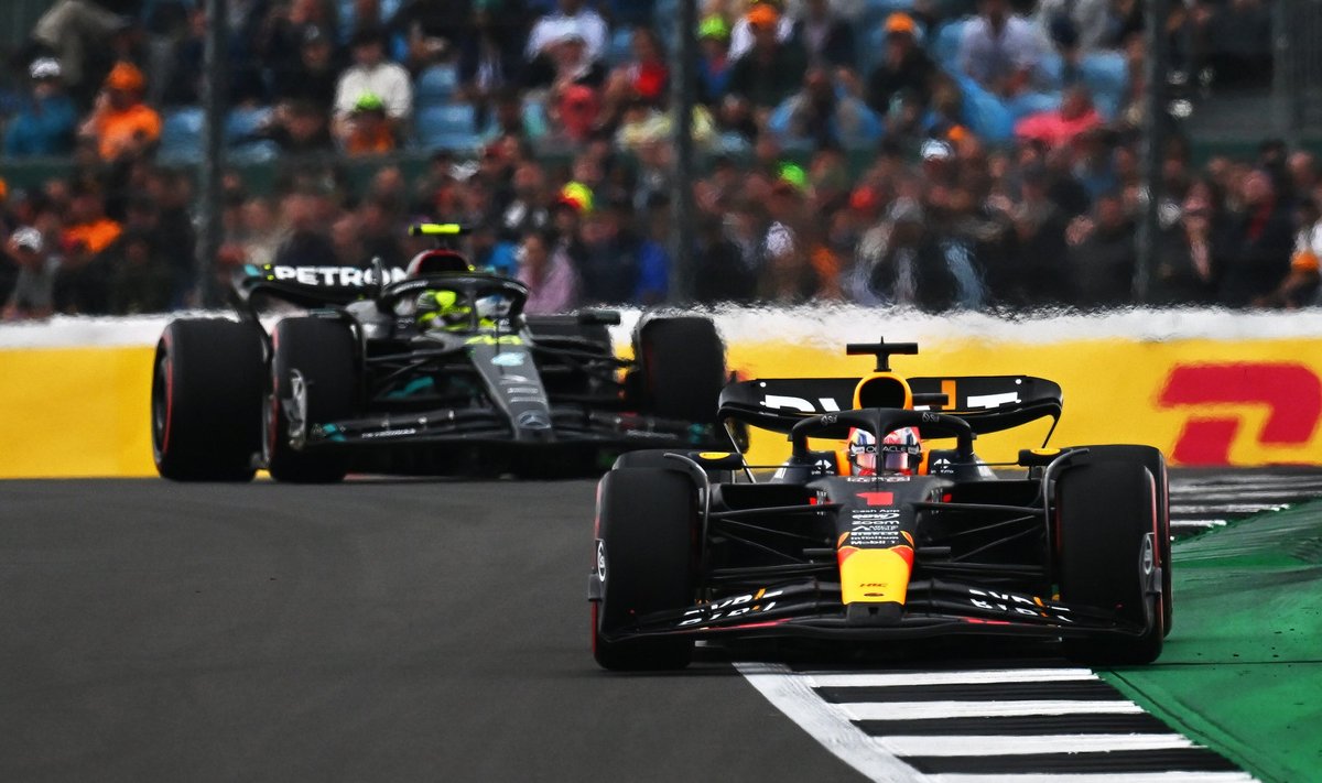 Lewis Hamilton võitis Ungari GP kvalifikatsiooni Max Verstappeni ees.