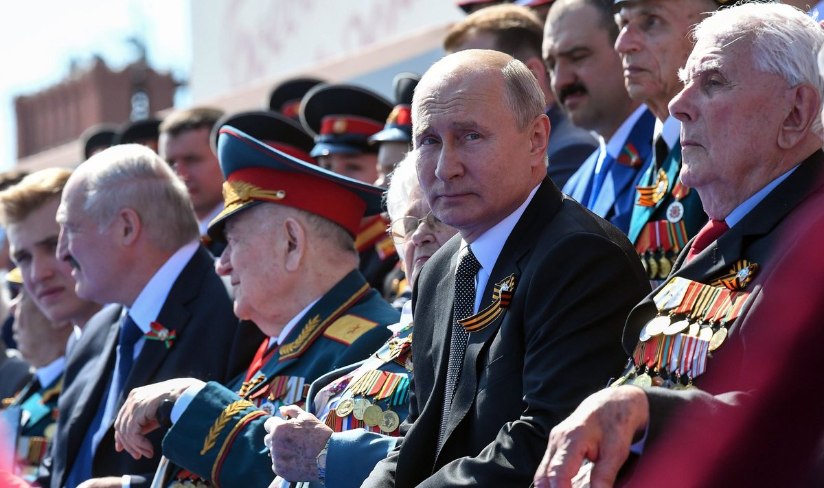 Venemaa president Vladimir Putin eile Moskvas koos sõjaveteranide ja võõrriikide juhtidega paraadil, mis mais edasi lükati.