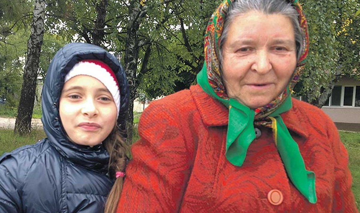 Väikeses Ialoveni külas elab vanaema Paša koos kahe lapselapsega: üheksa-aastase Maria (pildil) ja kuueaastase Viktoriga. Maria ja Viktori ema, 28-aastane Olga elab juba kaks aastat Itaalias. Paša kasvatas suureks kolm tütart: Tanja (47), Maria (41) ja Olga, kes elavad nüüd kõik Itaalias. Väike Maria tahab suurena saada tantsuõpetajaks. Moldovas on üle 100 tuhande lapse, kelle üks või mõlemad vanemad töötavad välismaal.