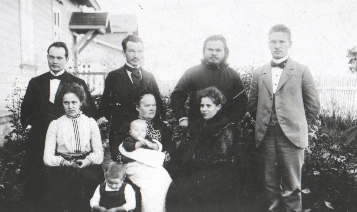 Konstantin Päts (tagareas vasakult 1.) koos abikaasa Helma (esireas vasakult 1.) poegade Leo ja Viktoriga, ema Olga ning vendade Nikolai, Voldemari ja Peetriga.