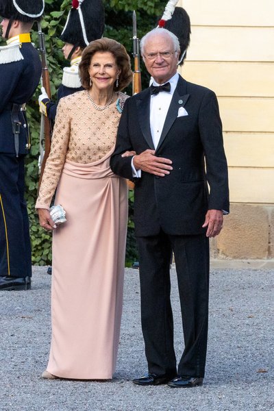 Kuninganna Silvia ja Rootsi kuningas Carl XVI Gustaf Drottningholmi lossi ees 14.09