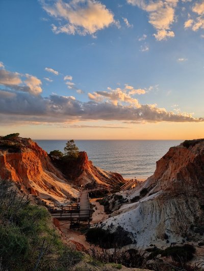 Albufeira rand liivakivikaljude vahel