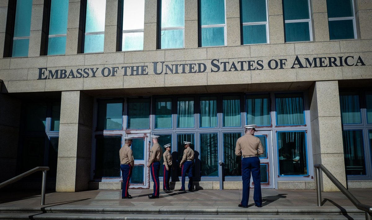 USA mereväelased 2018. aasta algul saatkonnahoone ees Kuubal.