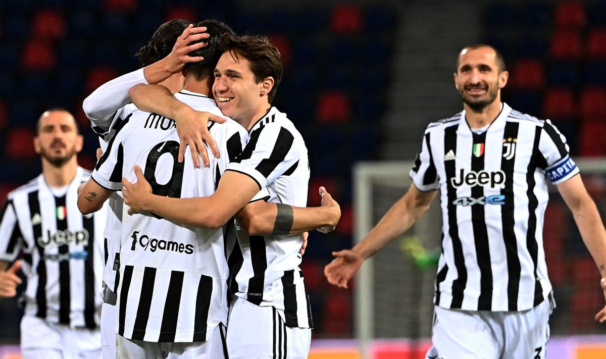 Torino Juventuse mängjiad väravat tähistamas.