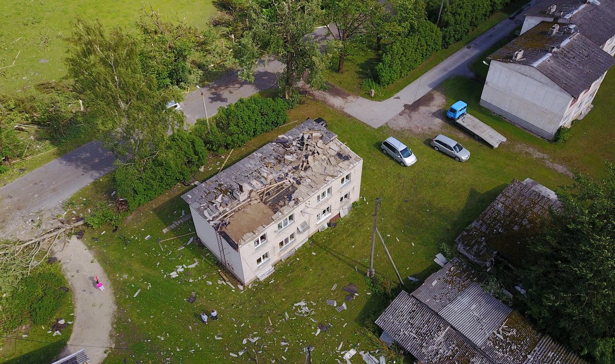 Torm piitustas Kärevete küla, katused lendasid ja puud murdusid