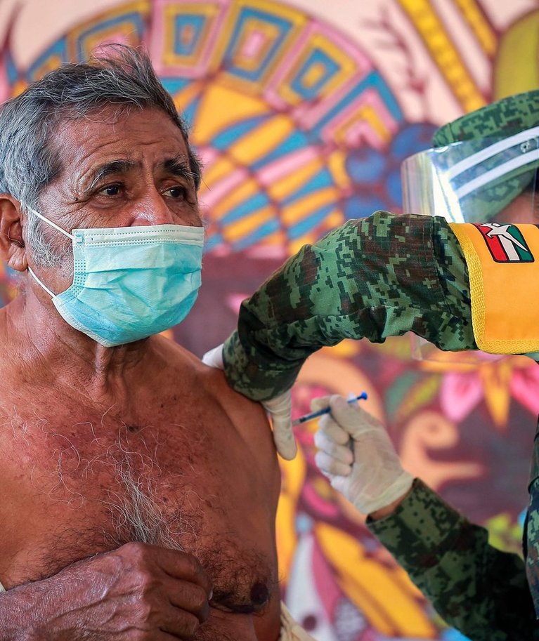 Mehhikos on ametlikule kaitsepookimisele hakanud konkurentsi pakkuma libavaktsiinid. Pildil saab Juchitán de Zaragoza linna elanik siiski õiget vaktsiini.