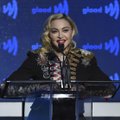 KUUM KLÕPS | Madonna suudab isegi füsioteraapia ajal kallimaga vallatleda: taastumine ei peagi igav olema