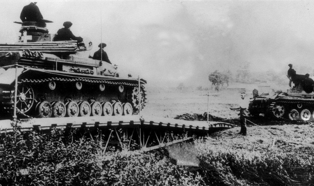 Вторжение в Польшу: немецкие танкисты форсируют водную преграду. 1 сентября 1941