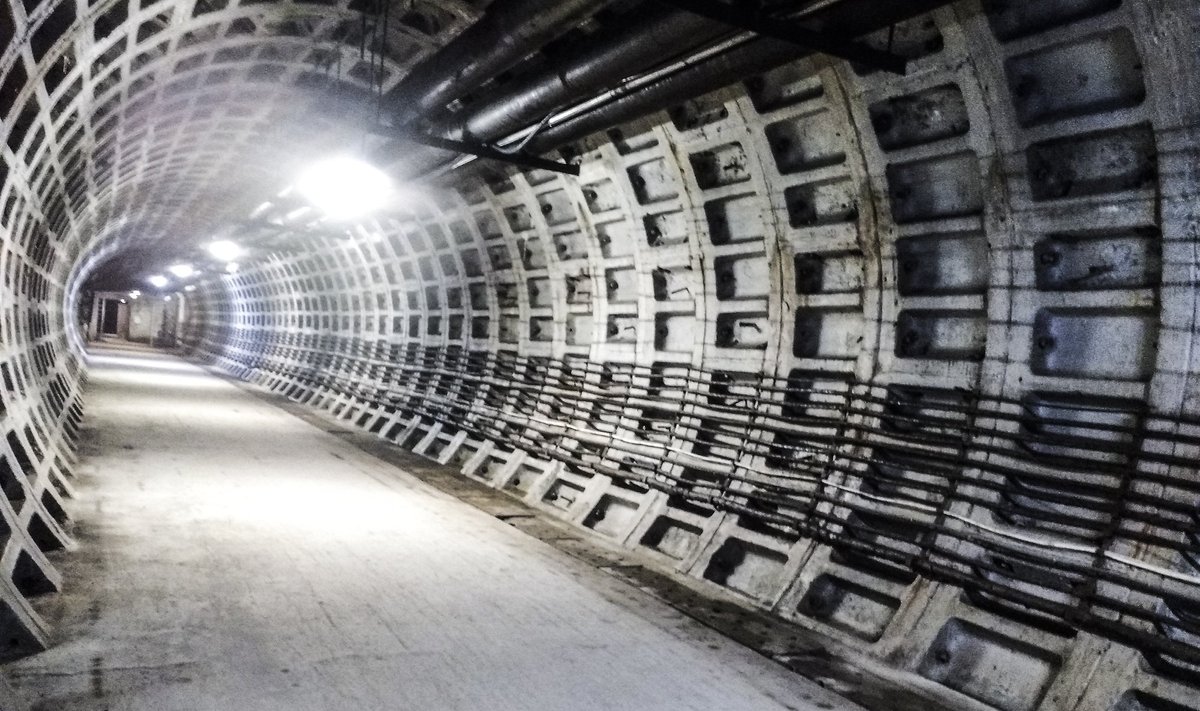Metrootunnelid Tallinna külje all on tegelikult ammu olemas. Nimelt laskis Nõukogude võim Miiduranna kõrgendiku alla, umbes 45 meetri sügavusele uuristada kolm 800 meetri pikkust ja kuuemeetrise diameetriga tunnelit.