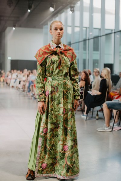 Legendaarse moekunstniku Vilve Undi kollektsiooni „Looduse mustrid” värvikireva kleidi kandja on justkui metshaldjas, andes pisut edasi ka talutüdruku meeleolu.