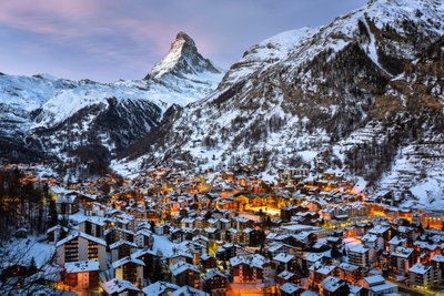 Zermatti küla on autovaba väike asula majesteetlike mägede vahel, mis on täis kauneid hotelle ja restorane.