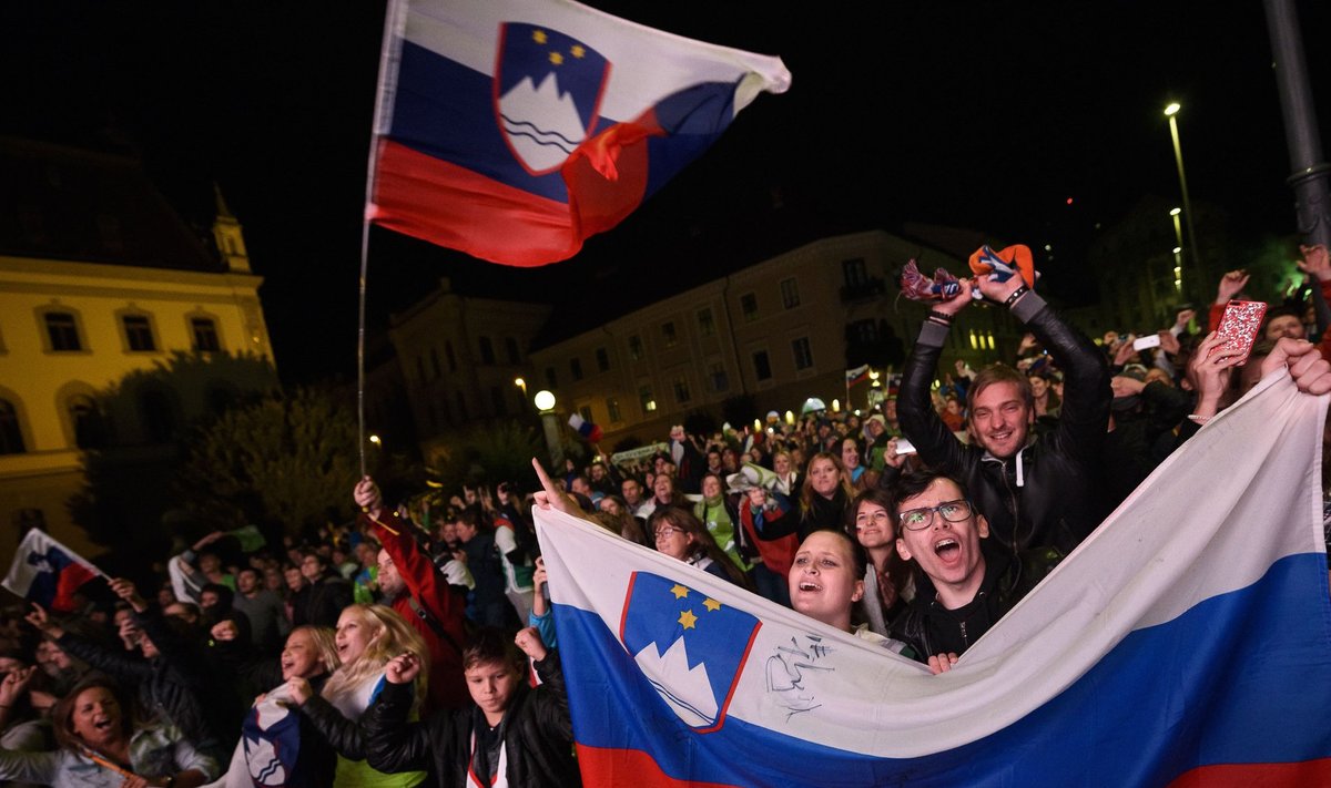 Sloveenia koondise poolehoidjad rõõmustamas.