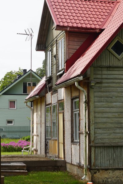 Pooleli jäänud fassaadi soojustamine maja hoovipoolsel küljel.