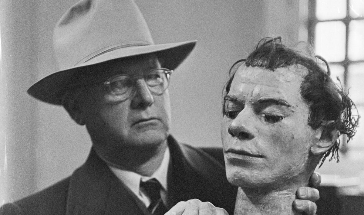 INSPIRATSIOONI OTSIMAS: Ameerika krimikirjanik Erle Stanley Gardner uurib kunstpead, mida pangaröövel Willie Sutton kasutas Eastern State'i vanglast põgenemise katsel.