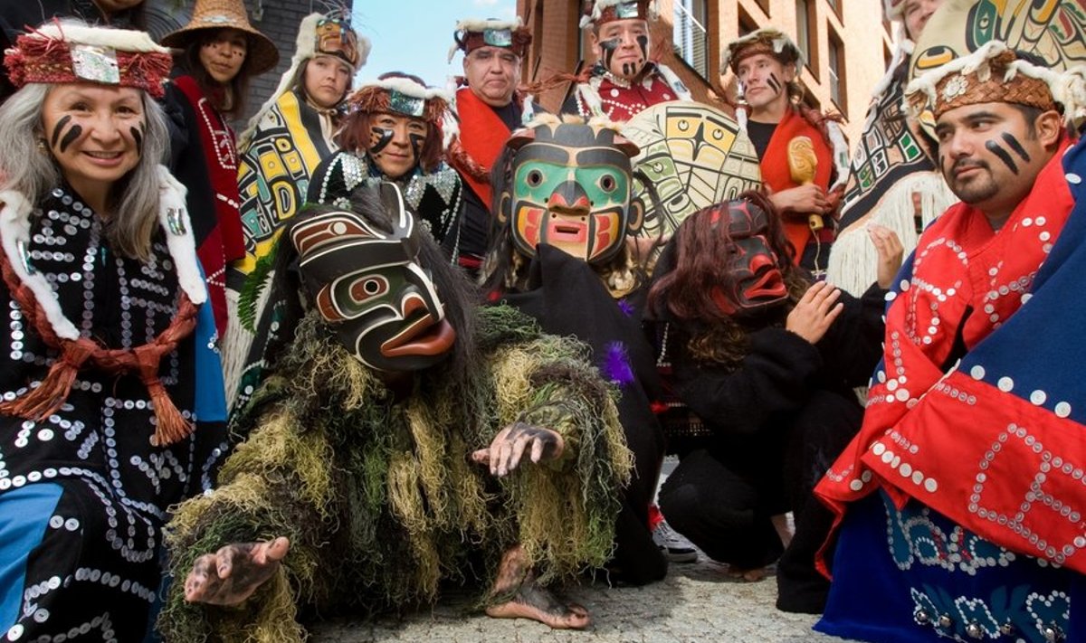 Kwakwakwa’wakw indiaanlaste ansambel Copper Maker Dancers, kes tulid esinema Birgitta festivalile