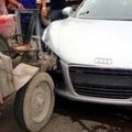 Ebaõnn: vaene talunik sõitis traktoriga Audi R8’sse
