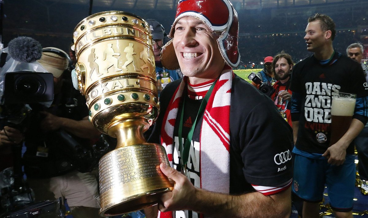 Arjen Robben karikafinaali järel võitu tähistamas