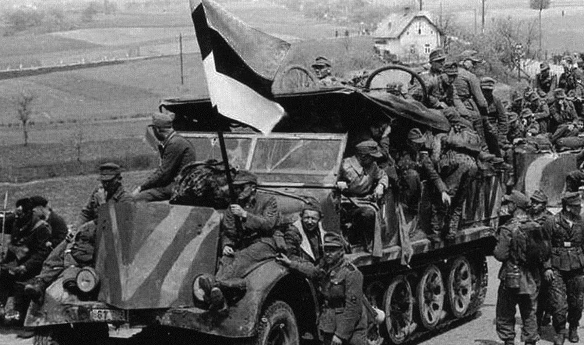 Haruldane foto eesti sõduritest Tšehhimaal. Sõjamasinal lehvib Eesti lipp. Foto raamatust.