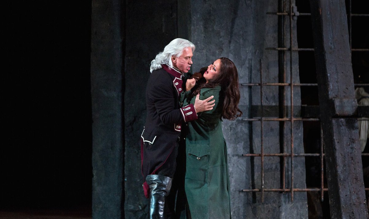 Giuseppe Verdi “Trubaduur” (Il Trovatore). Leonarat kehastab Anna Netrebko ja krahv di Luna rolli täidab Dmitri Hvorostovski