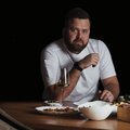 Kahel toolil istuv peakokk Dmitri Fjodorov: restoranides tehakse liiga keerulisi toite, paraku ei oska paljud kliendid seda pingutust hinnata