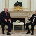 Лукашенко прилетел в Москву на встречу с Путиным в формате „один на один“. Обсуждали переговоры с Украиной и жаловались на соседей