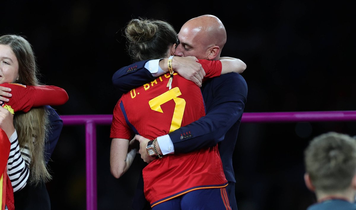 Hispaania jalgpalliliidu president suudles MM-i finaali järel Jennifer Hermosot.