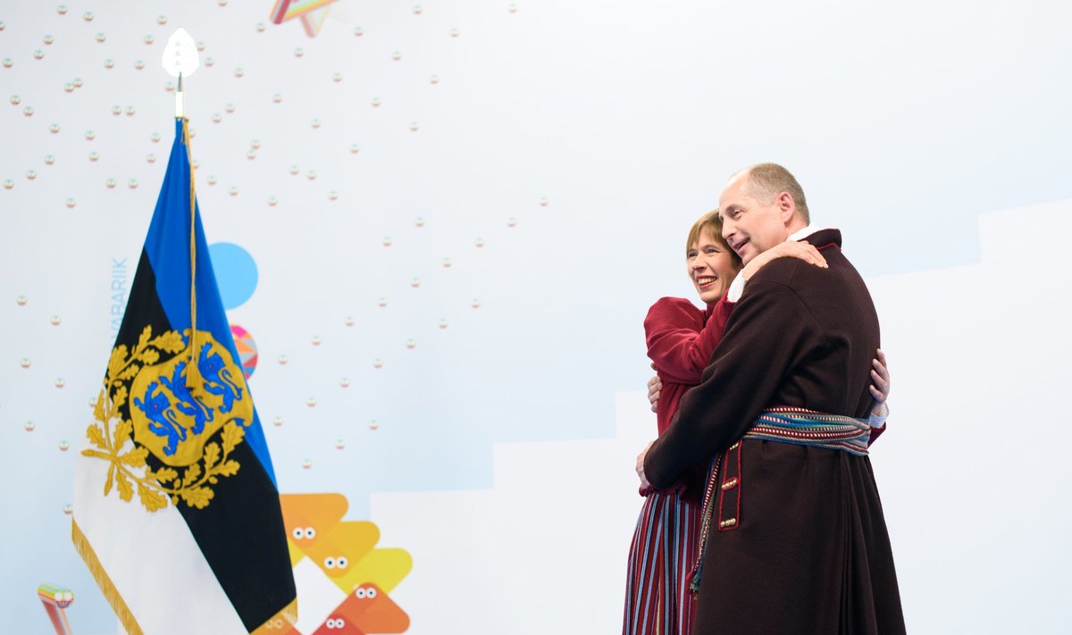 President Kersti Kaljulaidi ja abikaasa kallistus kell 20.18.