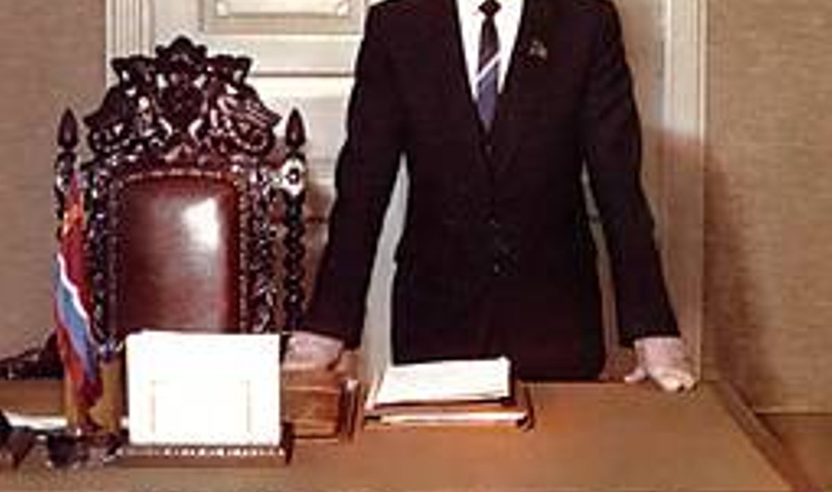 LENINI PILDI ALL: Bruno Sauli mälestusteraamatu kaanel on hetk tema hiilgeajast ENSV Ministrite Nõukogu esimehena. repro bruno sauli mälestusraamatu kaanest “Meie aeg”