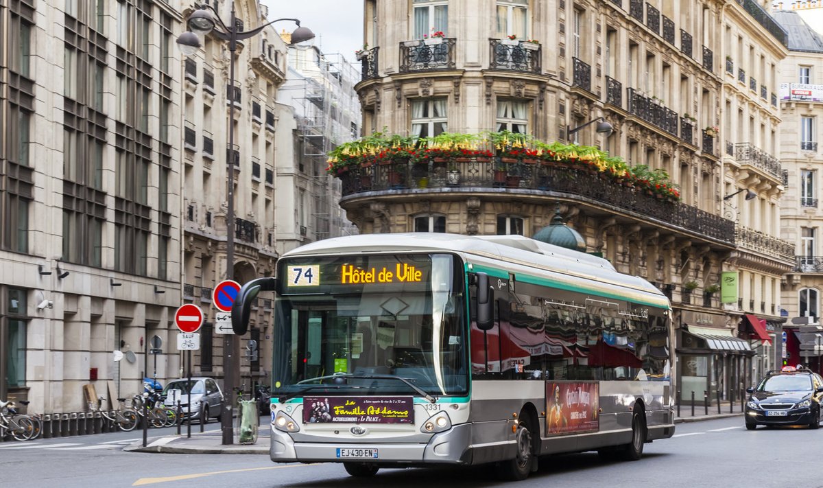 Buss Pariisi kesklinna tänaval