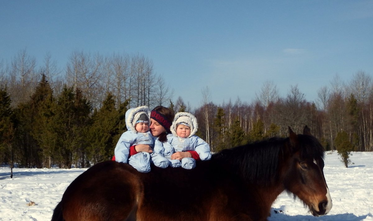 Miine-Eliise ja tema kümnekuused kaksikud hobusel Wanda, tütar Rahe ema Miine-Eliise paremal ja Lumi vasakul käel.