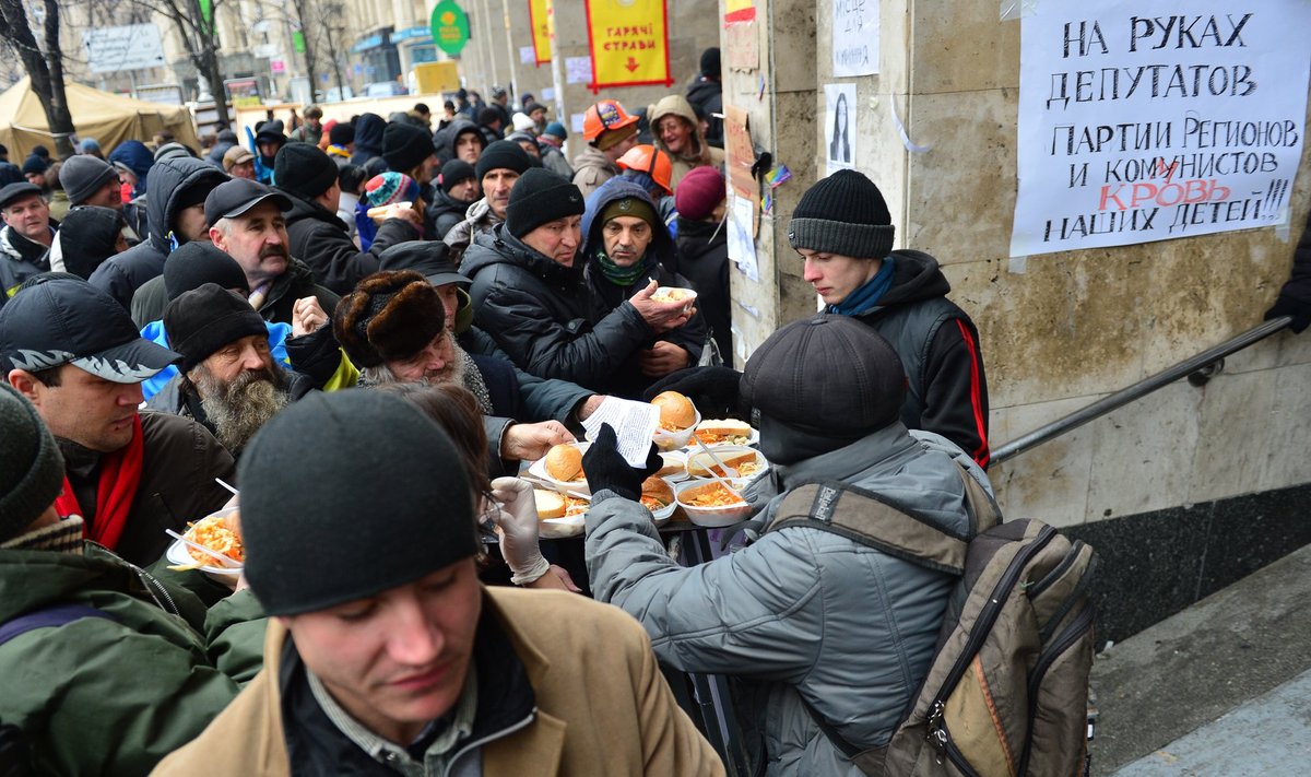 Barrikaadidel olijaid toidetaks supi ja kuuma teega