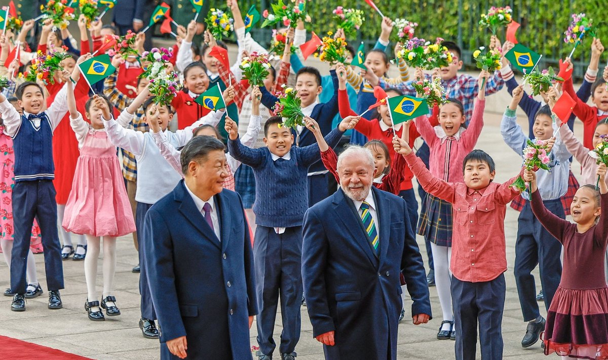Brasiilia presidendi (paremal) sõnul pooldab Hiina president Xi Jinping rahu. Samal ajal käis Pekingi kaitseminister Moskvas suhteid soojendamas. 