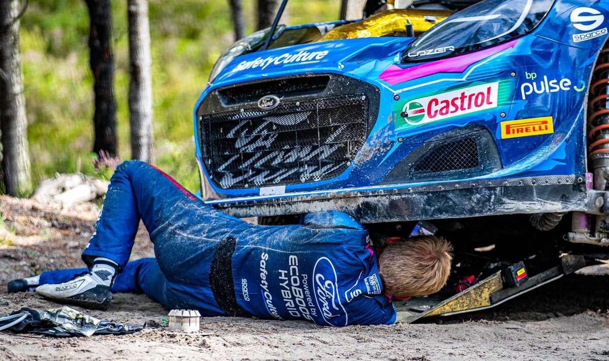 Ott Tänak putitamas Soomes masinat. Sama tööd pidi ta tegema Kreekas.