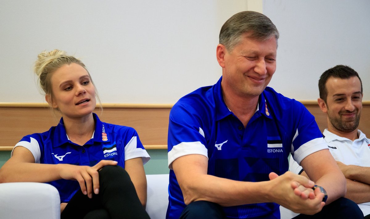 Julija Mõnnakmäe bravuurikas sõnavõtt tundub meeldivat nii Eesti juhendajale Andrei Ojametsale (keskel) kui ka Horvaatia treenerile Daniele Santarellile.