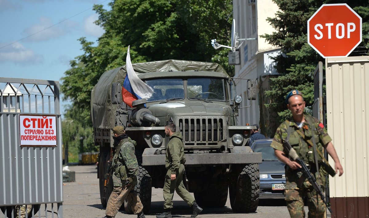 Donetskis rippuval sildil: "Seis! Tulistatakse hoiatamata"