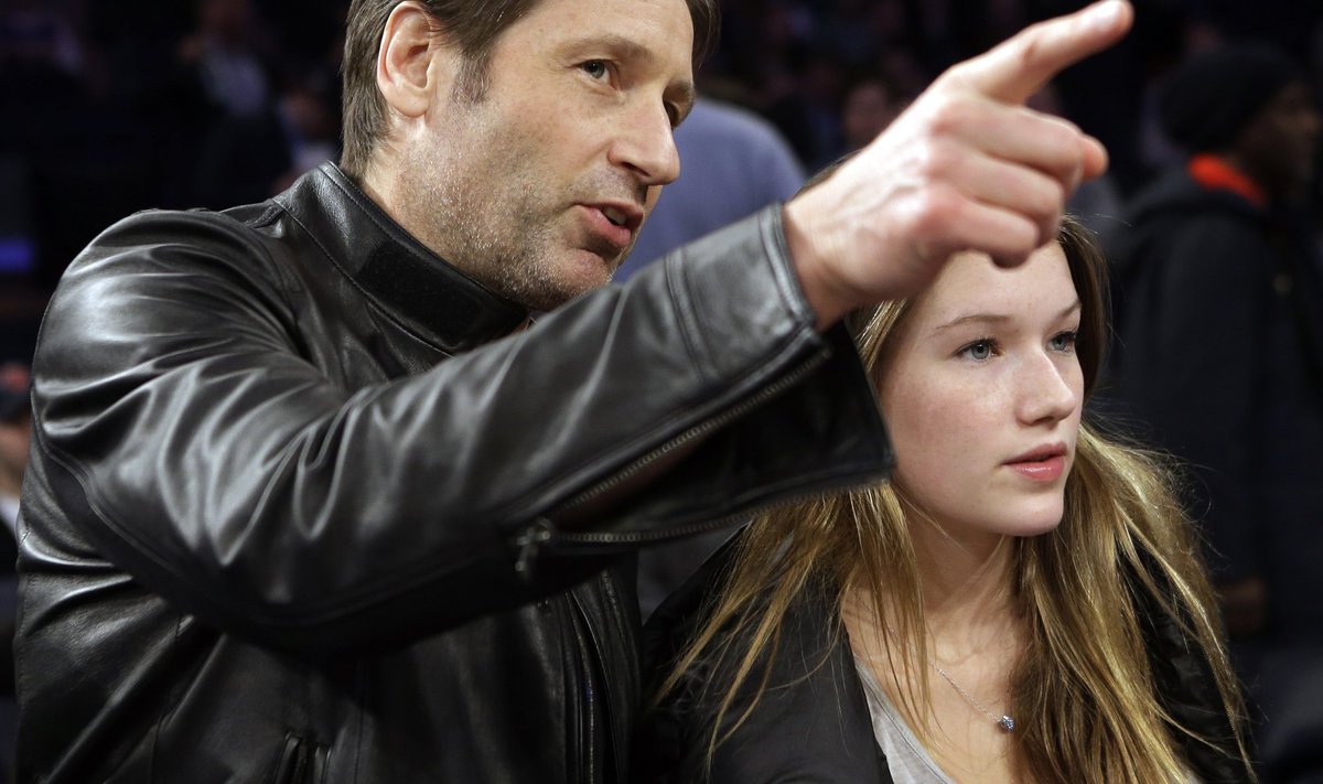 Actor David Duchovny and his daughter Madelaine attend an NBA basketball game between the New York Knicks and the Boston Celtics at Madison Square Garden in New York, Monday, Jan. 7, 2013. The Celtics won 102-96. (AP Photo/Kathy Willens) / SCANPIX Code: 436
