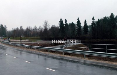 Alatskivi sild avati 22. novembri vihmasel hommikul ilma suurema kärata, tunnistajateks vaid vallavanem, fotograaf ja kolm kohalikku fänni. Foto: Reet Kruup