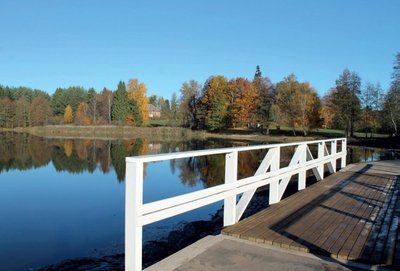 Uus sild koos järvele lookleva jalgteega sobitub hästi maastikku ja köidab üha enam ka möödasõitjate pilke. Foto: Reet Kruup