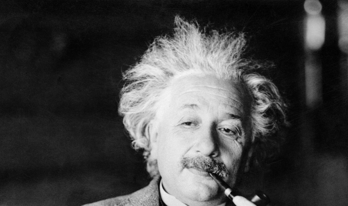 Albert Einstein piibuga asju rahulikult võtmas.