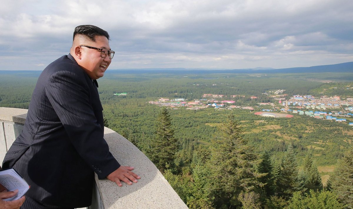 Õnneks poseerib Kim Jong-un praegu siiski pigem ehitistel, põllul ja tehastes, mitte raketipolügoonidel.