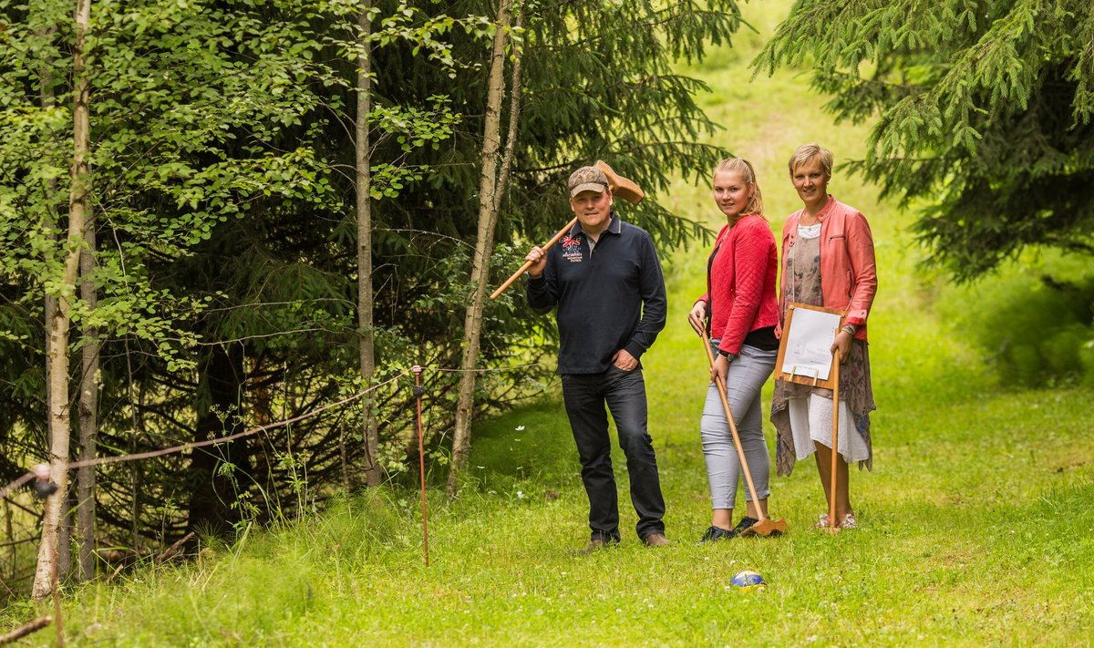 Tiri-Jakobi talus saab mängida maamehe golfi - Tarmo Kokk, Eliise-Mariin Sepp ja Karin Sepp