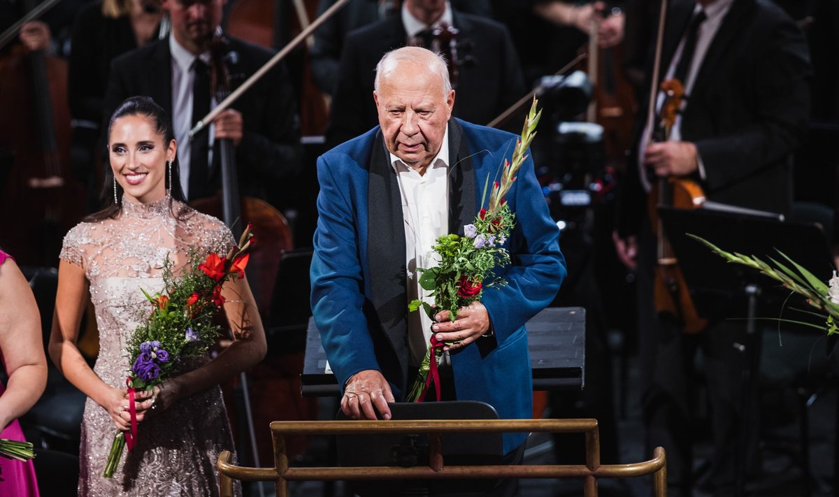 Vaevalt olid kõlanud teose lõpunoodid, kui juba publik püsti seistes aplodeerimise ning braavo-hüüetega maestro Neeme Järvile oma tänu ja vaimustust väljendas.