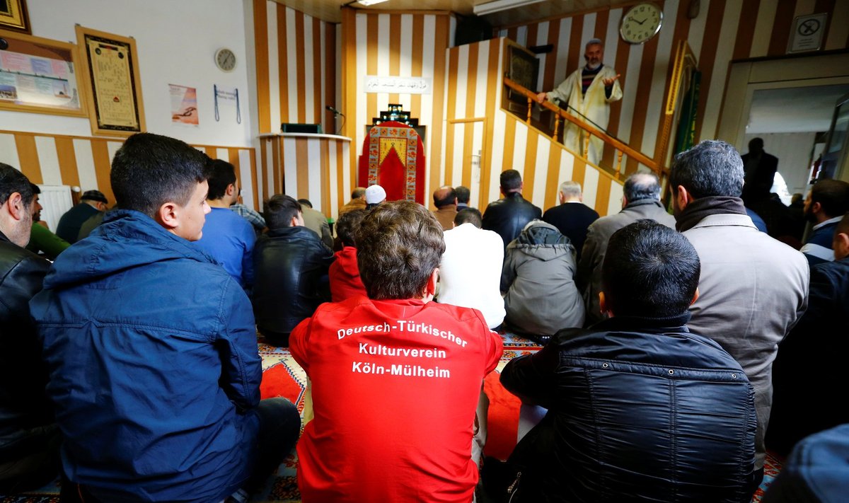 KULTUURIKLUBI: Moslemid kuulavad reedest palvust ühes Kölnis asuvas mošees. Poisi dressipluusi seljale on kirjutatud "Saksa-Türgi kultuuriklubi Köln-Mülheim".