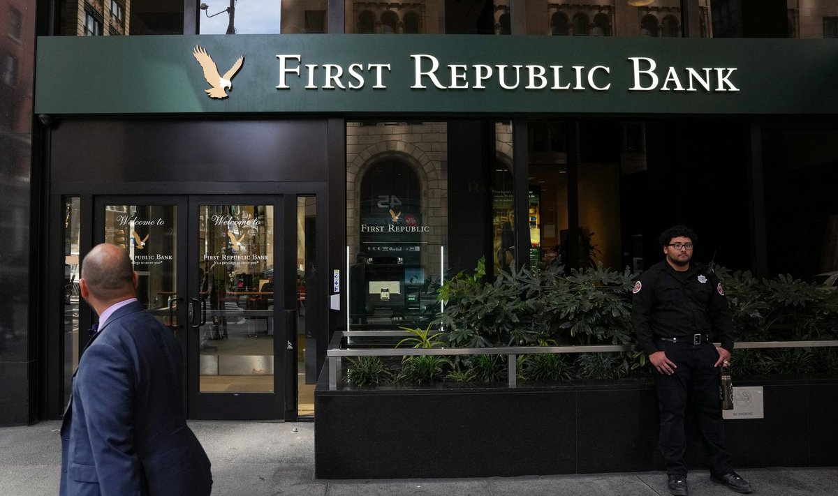 Turvamees First Republic Banki San Fransisco kontori ees.