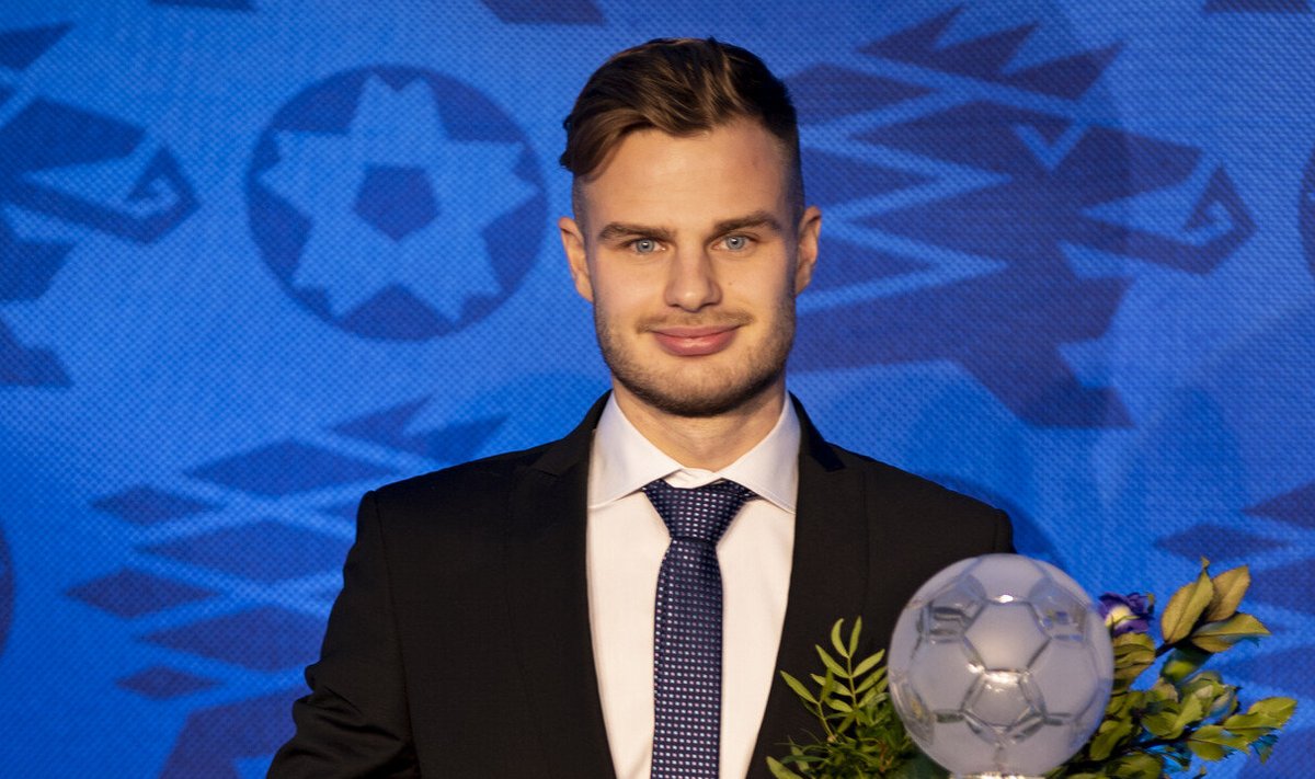 Rauno Sappinen Jalgpalligalal Eesti parima meesjalgpalluri auhinna ja sellega kaasnenud preemiaga.