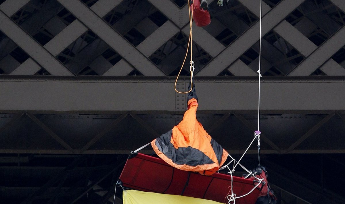 Greenpeace aktivist ripub Eiffeli tornil