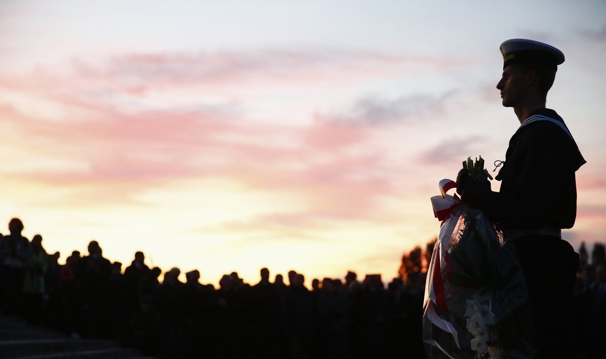 Моряк ВМС Польши держит венок на церемонии, приуроченной 75-летию вторжения Германии на территорию страны. Гданьск, 1 сентября 2014 года.