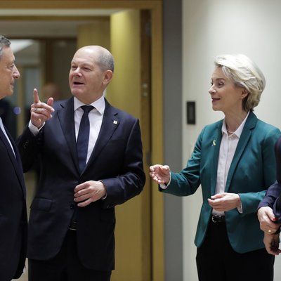 Itaalia lahkuv peaminister Mario Draghi, Saksa kantsler Olaf Scholz, komisjoni president Ursula von der Leyen ja Taani peaminister Mette Fredriksen EL-i ülemkogul